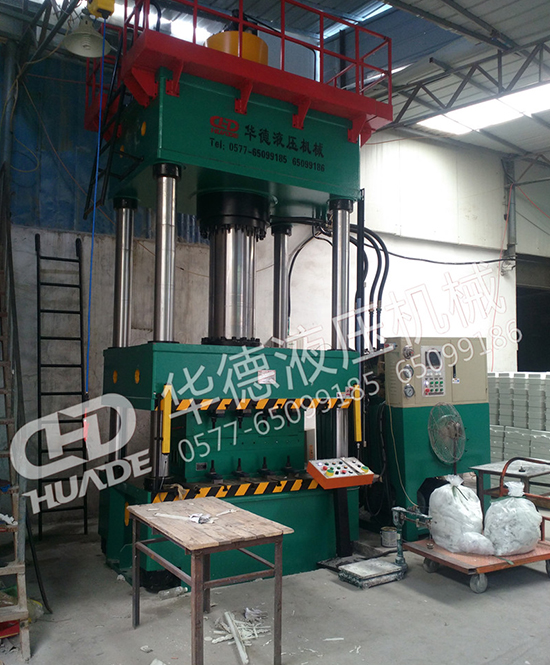 HDY71係列(lie)四柱(zhu)液壓(ya)機(ji)